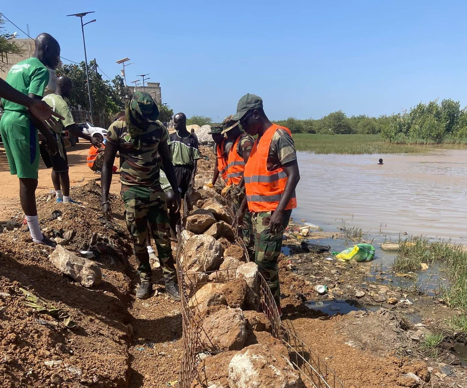 Les forces armées poursuivent leur soutien aux sinistrés des inondations